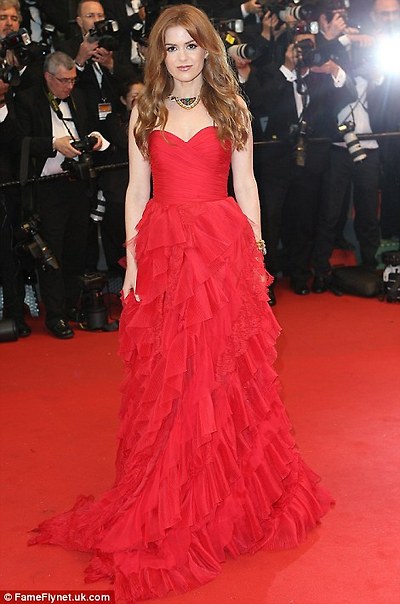 Isla Fisher may have blended into the red carpet at times but she looked stunning in this Oscar de la Renta gown
