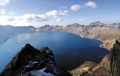 백두산이 화산 활동으로 폭발할 수 있다는 우려가 생기면서 백두산의 지층이나 암석에 대한 관심이 높아지고 있다. 사진은 백두산 천지의 겨울 모습. /연합뉴스 