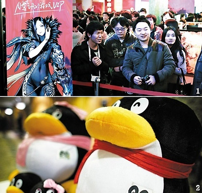 중국 게이머들이 엔씨소프트가 만든 ‘블레이드앤소울’을 체험하기 위해 기다리고 있다. 아래 사진은 인터넷 포털 ‘QQ.com’이 새겨진 인형이 놓여 있다. 