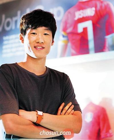 
		최근 만난 박지성은 성공 비결에 대해“'나는 나를 믿는다'?'그라운드에서 제대로 된 나를 보여주겠다'는 긍정적인 힘이 나를 키웠다”고 말했다. 경기도 수원 박지성축구센터 내 기념관에서 그는 가장 좋아하는 국가대표‘넘버 7’유니폼 앞에서 포즈를 취했다.
/김연정 객원기자
