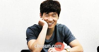 
	8년 전인 2005년 프리미어리그에 첫발을 내디뎠을 때 만났던 모습보다 박지성은 한결 편안하고 여유로웠다.
