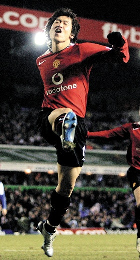 
	잉글랜드 데뷔골을 터뜨린 뒤 포효하는 박지성.
