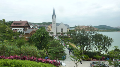 
	유네스코(UNESCO) 세계문화유산으로 등재된 오스트리아 잘츠카머구트의 ‘할슈타트(Hallstatt)’ 마을을 고스란히 베낀 중국 '후이저우 하슈타트어(哈施塔特)’.
