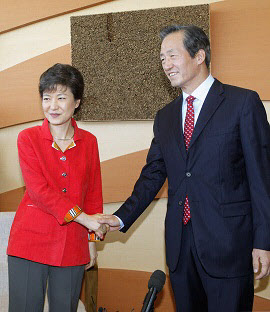 2009년 한나라당 대표가 된 정몽준 의원이 박근혜 대통령과 회동하고 있다. 정 의원이 이날 회동에서 오간 얘기를 언론에 알렸다가 박 대통령으로 부터 강하게 항의를 받았다.