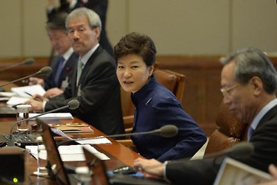 박근혜 대통령이 지난달 30일 청와대에서 열린 수석비서관회의에서 참석자들과 대화를 나누고 있다./ 뉴시스