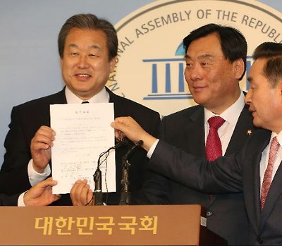 김무성 새누리당 의원(왼쪽)이 지난달 30일 국회 정론관에서 여야 및 철도노조의 파업철회 합의문을 들어보이고 있다. 김 의원 오른쪽은 민주당의 박기춘 사무총장.