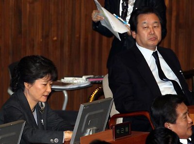 2010년 4월 국회 본회의장에서의 박근혜 대통령과 김무성 의원. 김 의원이 박 대통령을 쳐다보고 있다. 이 시기는 세종시 수정안 문제로 두 사람이 의견차이를 보일 때다.