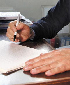 집필 중인 이인식씨의 사진