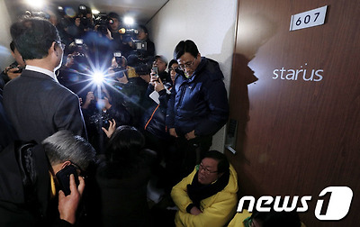 
	지난해 12월12일 민주당 관계자들이 국정원 여직원 김모씨가 거주하는 서울 강남구 역삼동의 한 오피스텔 앞을 지키고 있다. © News1 오대일 기자
