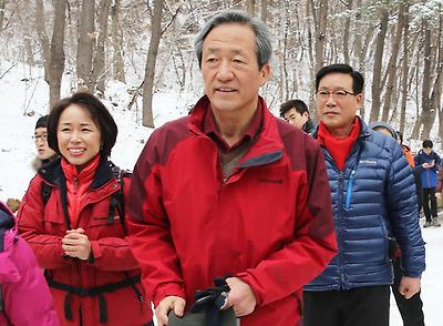 정몽준 의원이 지역구주민들과 함께 관악산을 오르고 있다.