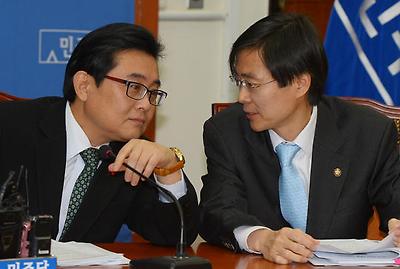 민주당 조경태(오른쪽) 최고위원과 전병헌 원내대표가 최고위원회의에서 대화를 하고 있다.