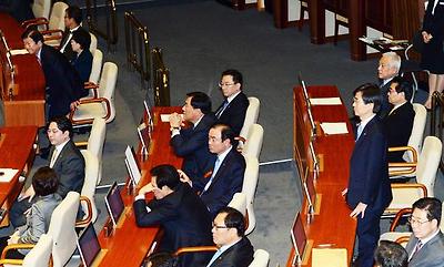 2013년 11월 18일 박근혜 대통령이 국회 시정연설을 끝내고 퇴장할 때 조경태 최고의원이 자리에서 일어서 있다. 김한길 대표 등 다른 민주당 지도부는 자리에 앉아 있다.