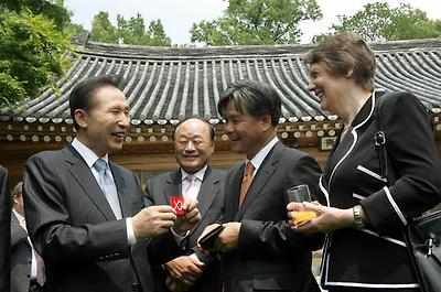 2008년 당시 이명박 대통령이 청와대에서 가진 헬렌 클라크 뉴질랜드 총리(오른쪽)와의 오찬 자리에 참석한 허재호 전 대주그룹 회장(왼쪽에서 둘째).