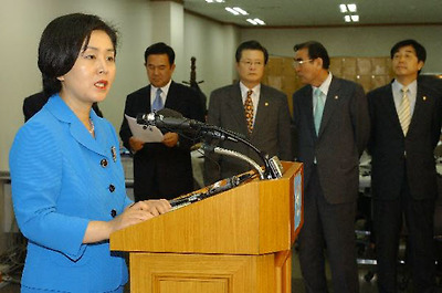김영선 전 의원이 지난 2006년 6월 한나라당 대표 대행에 취임한 뒤 기자회견을 갖고 있다.