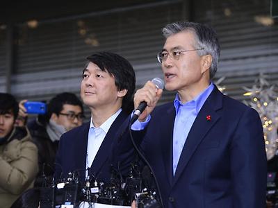 2012년 12월 6일 문재인 안철수 후보가 서울 정동 달개비에서 회동한 뒤 결과를 설명하고 있다. 후보 사퇴 이후 잠적했던 안 후보는 이날 문 후보와 회동 뒤 문 후보 지원을 약속했다.