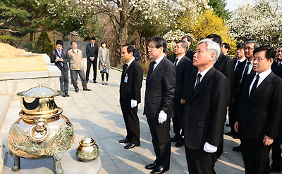 
	권오준(앞줄 가운데) 포스코 회장이 1일 계열사 사장 및 임원들과 함께 서울 국립현충원에 있는 박정희 전 대통령 묘소를 참배하고 있다
