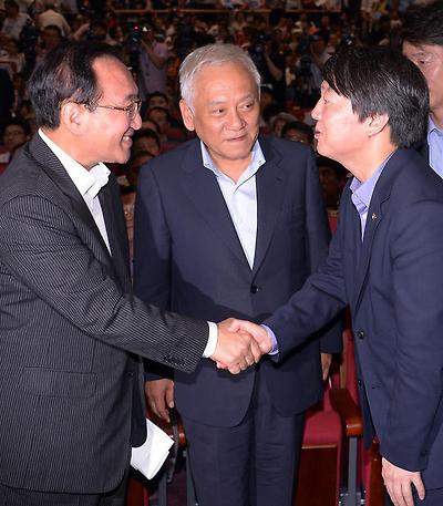 2013년 6월 19일 국회 의원회관 대회의실에서 열린 안철수 의원의 정책네트워크 '내일'출범식에서 안 의원(오른쪽)과 노회찬 전 의원이 악수하고 있다. 가운데는 당시 김한길 민주당 대표.