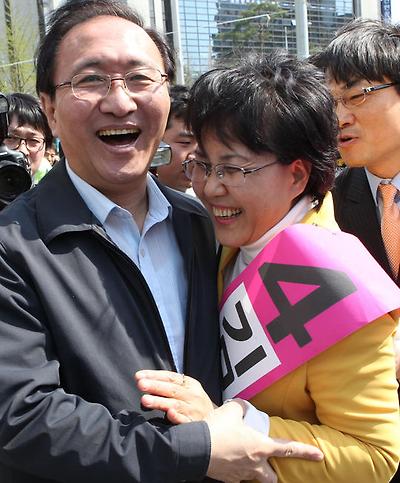 노회찬 전 의원이 2013년 4월 21일 당시 4.24 서울 노원병 보궐선거에 출마한 부인 김지선씨를 상계동 롯데백화점 앞에서 만나 포옹하고 있다.