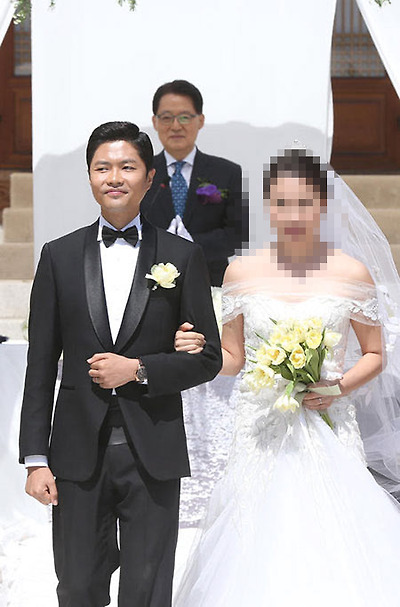 지난 6일 서울 여의도 국회 사랑재에서 열린 새정치민주연합 김광진 의원 결혼식. 주례는 같은 당 박지원 의원이 맡았다.
