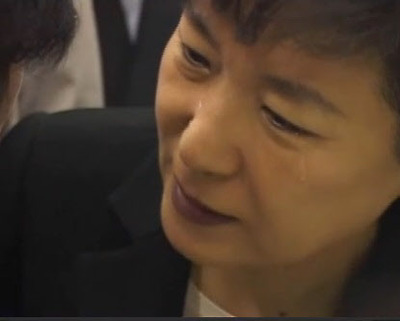 2010년 4월 천안함 폭침 희생자 합동분향소를 찾은 박근혜 한나라당 전 대표가 유가족을 위로하며 눈물을 흘리고 있다./방송화면 캡쳐