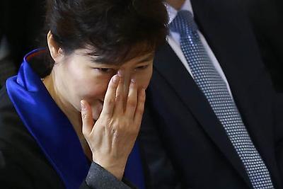 박근혜 대통령이 지난 3월 28일 독일 드레스덴 공대에서 연설을 마친 후 '그리운 금강산' 연주를 들으며 눈물을 훔치고 있다./뉴시스