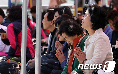 
	시민들이 세월호 희생자 추모와 실종자 귀환을 기원하는 기도를 올리고 있다. / 뉴스1 © News1 허경 기자
