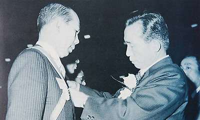 1973년 4월 17일 박정희 대통령이 박태준 포항제철 사장에게 금탑산업훈장을 수여하고 있다.