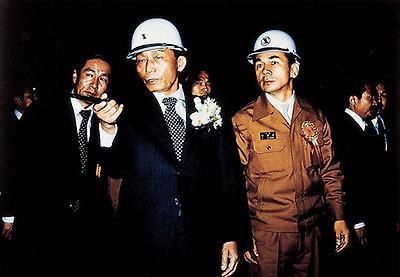 1973년 7월 3일 포항제철 1기 종합준공식 후 박태준 사장의 안내로 공장을 시찰하는 박정희 대통령이 지휘봉으로 어딘가를 가리키고 있다.