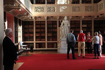 블레넘 궁전의 도서실을 보는 노인들. 켜켜이 먼지쌓인 장서들이 마치 그들의 인생을 상징하는듯하다./사진=이서현