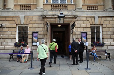 유명관광지 바스의 '로만 바스'에 입장하는 노인들./사진=이서현