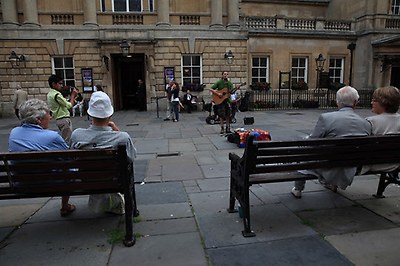 광장에서 거리의 악사가 연주하는 모습을 지켜보는 노인들./사진=이서현