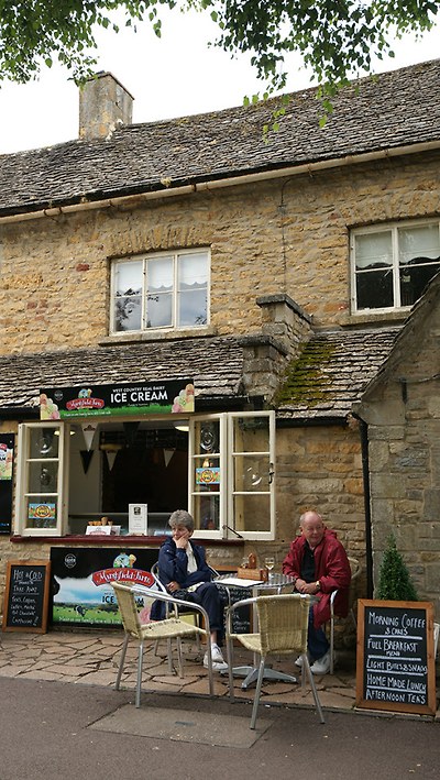 카페에서 망중한을 즐기는 영국의 노인들. 우리처럼 카페가 젊은이들의 전유물이 아니다./사진=이서현