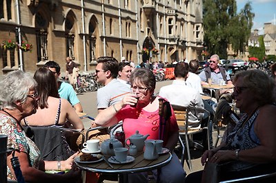 쇼핑을 마친 뒤 차를 나누는 영국의 할머니들. 그들이 있음으로 해서 거리는 더 활기차다./사진=이서현