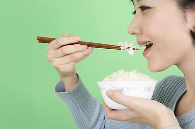 대부분의 사람들은 백미밥이 건강에 나쁘며, 현미밥을 먹어야 한다고 생각한다. 하지만 현미밥을 먹으면 속이 더부룩하고 가스가 차는 사람이라면 아무리 현미밥이 건강에 좋다고 해도 먹지 않는 편이 오히려 낫다. / 조선일보 DB