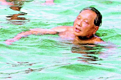 여름휴가 중 북대하(베이다이허) 해수욕장을 찾아 수영을 즐기고 있는 등소평.