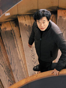 
	지하로 내려가는 계단에 선 김재성씨.
