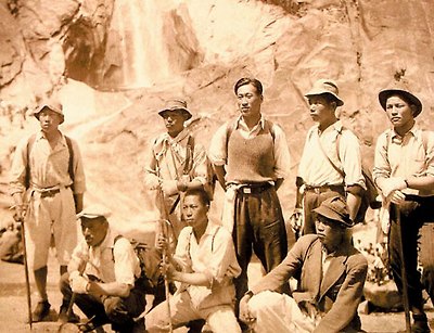 정주영(위줄 가운데) 창업주가 1940년대 직원들과 금강산 구룡연(九龍淵)에 올라간 모습.