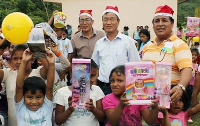 크리스마스를 앞두고 산간 초등학교로 가서 어린이들에게 선물을 주는 모습(뒷줄 오른쪽서 둘째).