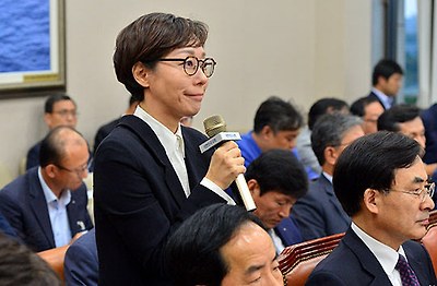 2014년 10월 10일 서울 여의도 국회 산업통상자원위원회 회의실에서 열린 중소기업청 등에 대한 국정감사에서 일반 증인으로 참석한 구지은 아워홈 부사장이 질의에 답하고 있다. /뉴시스