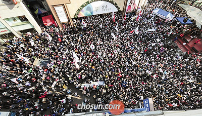 박근혜 대통령 탄핵에 반대하는 단체 회원들과 시민들이 26일 대구 동성로 대구백화점 앞 광장에서 탄핵 기각을 요구하는 집회를 열고 있다. 참석자들은 태극기를 흔들며 “탄핵 기각” “특검 해체” 같은 구호를 외쳤다.