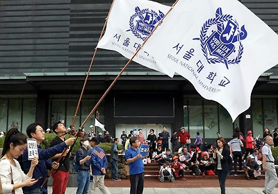 서울대 집회 추진위원회가 3일 오후 서울 종로구 광화문역 2번 출구에서 ‘조국 퇴진' 집회를 준비하고 있다. /뉴시스