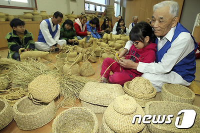 \'할아버지에게 배우는 짚풀공예\'