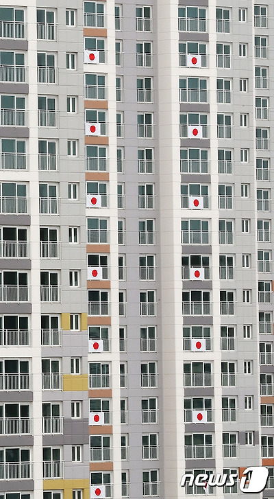 평창동계올림픽 선수촌에 걸린 일장기