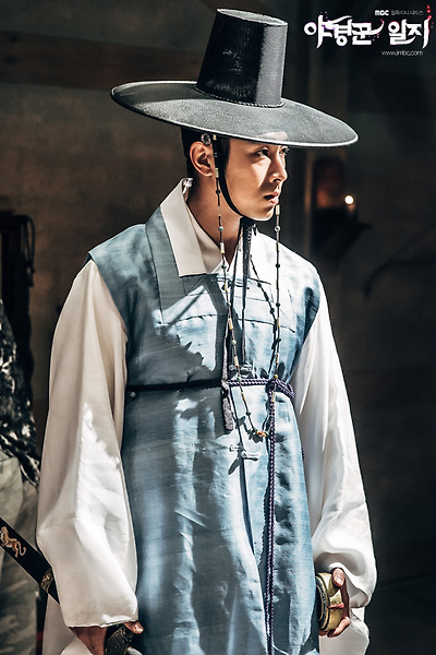 진지한 표정의 무석_2