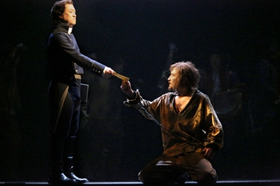『レ・ミゼラブル』キム・ジュンヒョンさん演じるバルジャン（右）undefined写真提供：東宝演劇部