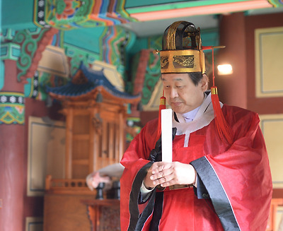 김무성 새누리당 대표가 29일 경북 경주시 충효동 숭무전에서 봉행된 김해 김씨 추계 향사에서 초헌관으로 참석하고 있다. (사진 뉴시스 2015.10.29)