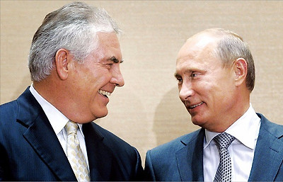 2011년 러시아 소치에서 에너지사업을 논의하기 위해 만난 렉스 틸러슨 엑슨모빌 CEO(왼쪽)와 블라디미르 푸틴 러시아 대통령. 소치AP연합뉴스