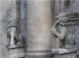 1599년 지어진 성어거스틴 성당은 필리핀에서 가장 오래된 석조건물로 인트라무로스 안에 위치한 유물 중 유일하게 파괴되지 않은 종교유적이다. 정교한 조각들이 아름다운 정문을 지나면 교회는 바로크식의 장중함을 여실히 드러내고 있고 18세기에 만들어진 파이프 오르간은 이 성당의 또 다른 매력이다.
성당안에는 역사적인 향기도 가득한데 첫번째 총독인 미구엘 로페즈 데 레가스피(MIGUEL LOPEZ DE LEGAZPI) 장군의 무덤과 스페인 정복시대의 조각품, 가구, 서적 등이 스페인의 문화를 뽐내고 있다. 
