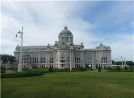 Ananda Samakhom Throne Hall은 이탈리아 르네상스 양식으로 지어졌는데, 설계사(Architect), 엔지니어(Engineer), 장식가(Painter)들도 모두 이탈이아인들이 담당했다. 외부는 이탈리아 Carrara지방에서 직수입된 대리석으로 장식되었으며, 내부는 총 2층으로 되어 있는데 면적은 약 49.50m x 112.50 m 정도되고, 중앙돔까지의 높이가 약 49.50 m라고 한다. 중앙에 대리석의 큰 돔이 위치하고 주변을 따라 작은 6개의 돔이 둘려져 있는 형식이다.