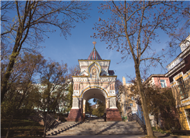 1891년 5월 11일, 러시아 로마노프 왕조의 마지막 황제인 니콜라이 2세의 블라디보스톡 방문을 기념하기 위한 개선문으로 개선문 아래에서 손을 잡고 사랑을 맹세하면 영원한 사랑이 이루어진다는 달콤한 이야기가 전해진다. 사회주의 국가였던 러시아에 대한 조금은 딱딱했던 인상이 한결 부드러워진다.